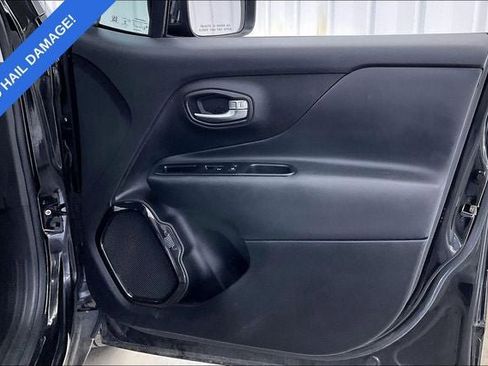 Used 2017 Jeep Renegade Altitude FWD image 21