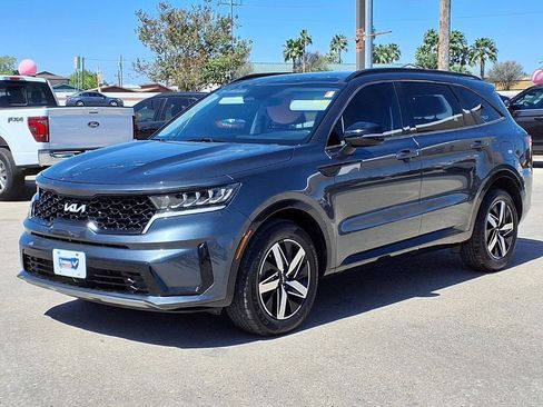 Certified 2022 Kia Sorento S w/ Panoramic Sunroof Package image 3