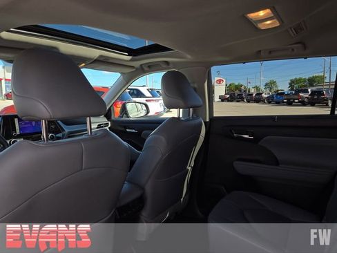 Certified 2024 Toyota Highlander XLE AWD/4WD image 27