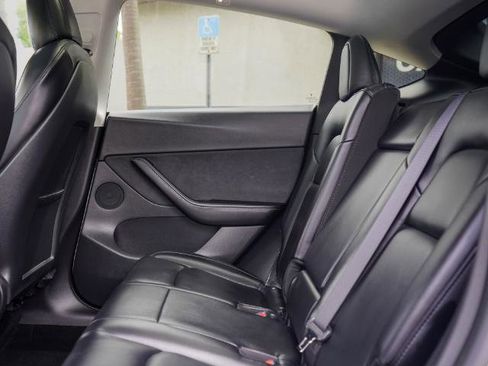 Used 2021 Tesla Model Y Long Range image 16