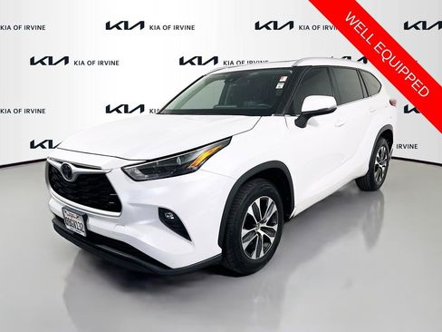 Used 2022 Toyota Highlander XLE FWD image 3