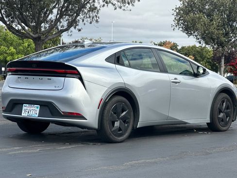 Used 2023 Toyota Prius LE FWD image 4