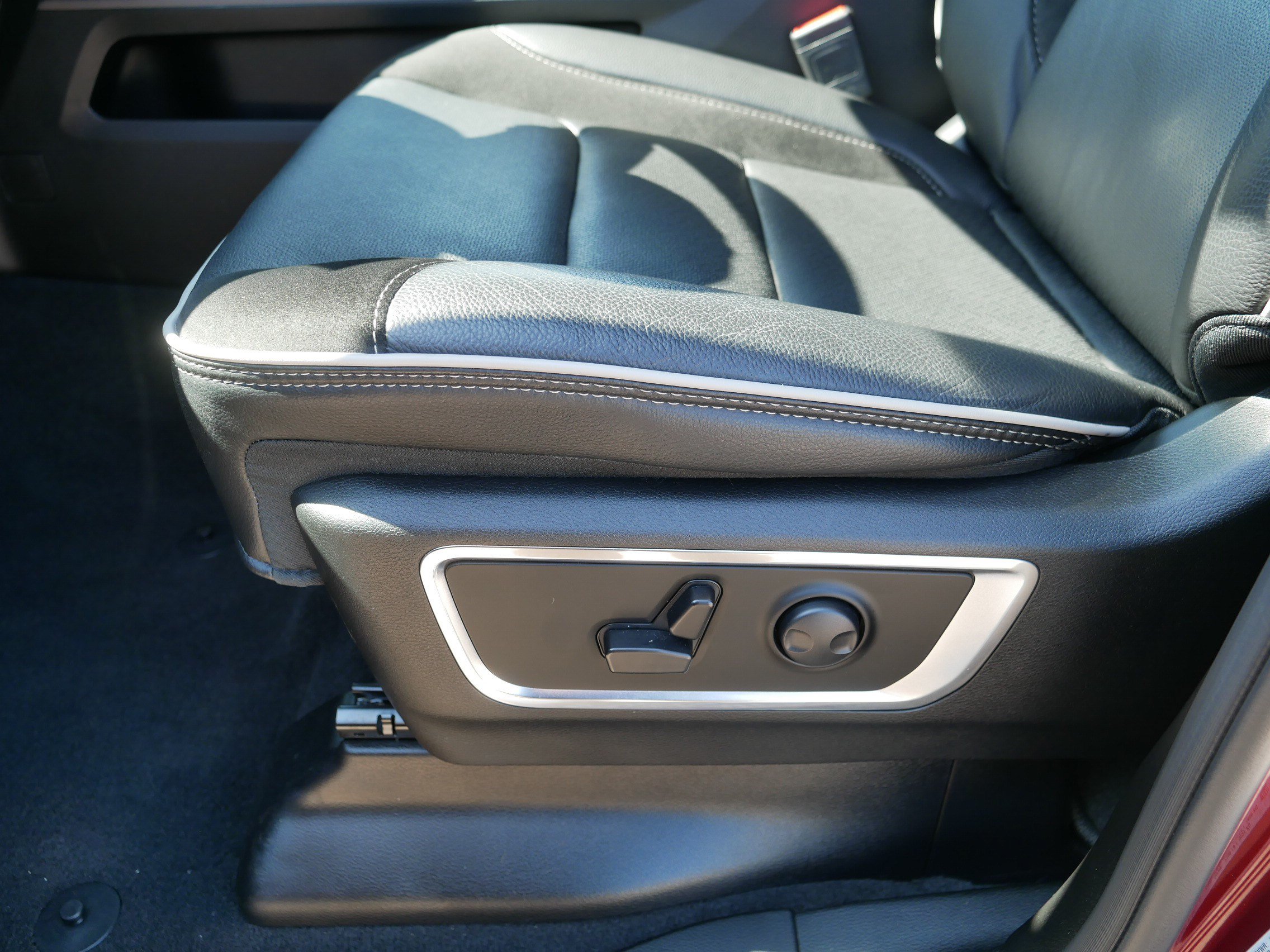 Used 2025 RAM 1500 Laramie w/ Advanced Safety Group II AWD/4WD image 20