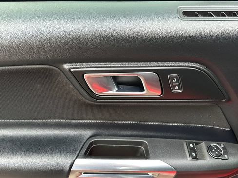 Used 2020 Ford Mustang Coupe RWD image 11