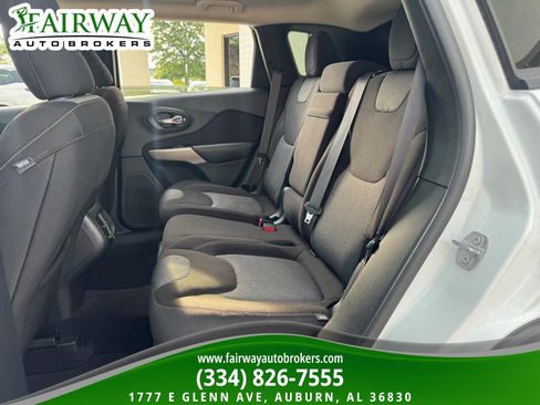 Used 2017 Jeep Cherokee Sport FWD image 11