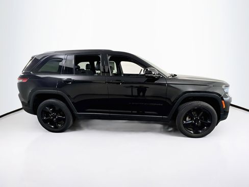 Used 2023 Jeep Grand Cherokee Altitude image 4