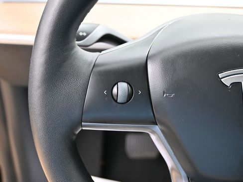 Used 2023 Tesla Model Y 2WD image 18