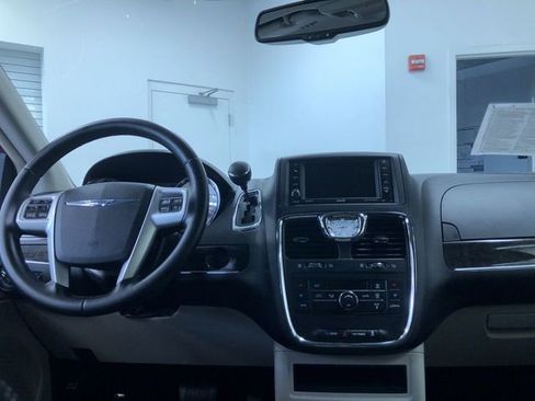 Used 2015 Chrysler Town & Country Touring FWD image 17