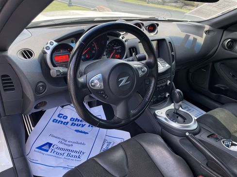 Used 2017 Nissan 370Z Touring RWD image 20