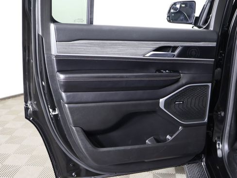 Used 2023 Jeep Wagoneer Series II AWD/4WD image 28