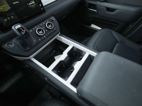 Used 2025 Land Rover Defender 110 S image 21