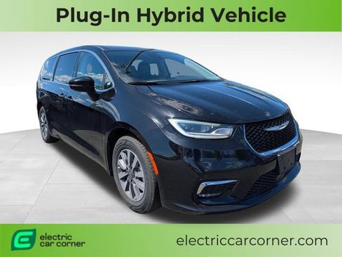 Used 2024 Chrysler Pacifica Limited FWD image 1