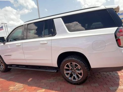 Used 2023 Chevrolet Suburban Z71 w/ Luxury Package AWD/4WD image 7