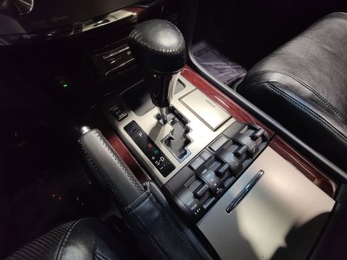 Used 2015 Lexus LX 570 4WD w/ Luxury Package image 36