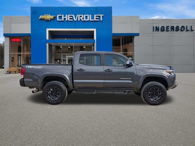 Used 2018 Toyota Tacoma TRD Sport AWD/4WD image 26