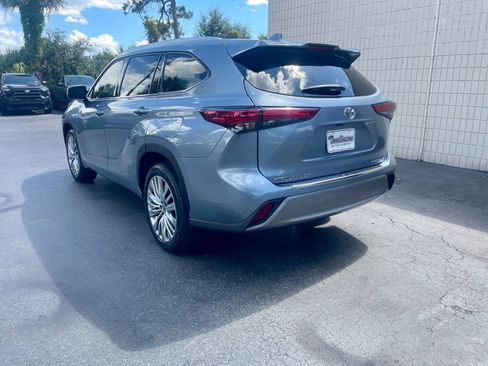 Used 2023 Toyota Highlander Platinum FWD image 3