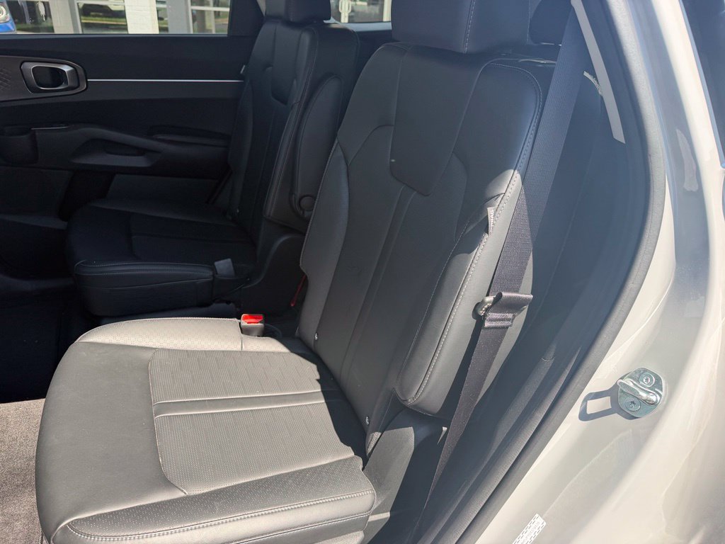 Used 2025 Kia Sorento EX AWD/4WD image 8