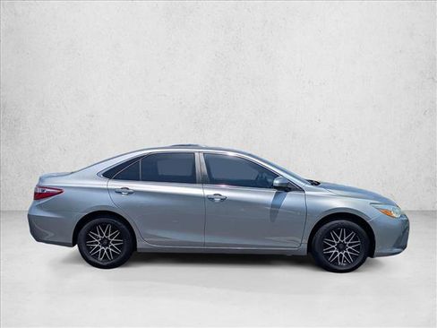 Used 2017 Toyota Camry LE FWD image 4
