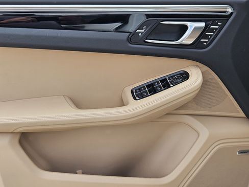 Certified 2026 Porsche Macan AWD/4WD image 22