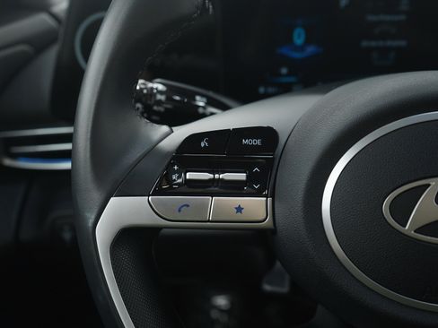 Used 2025 Hyundai Elantra SEL image 24