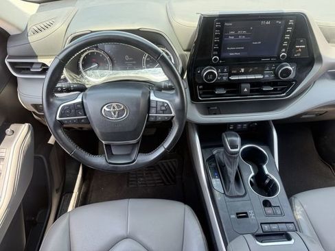Used 2022 Toyota Highlander XLE FWD image 12