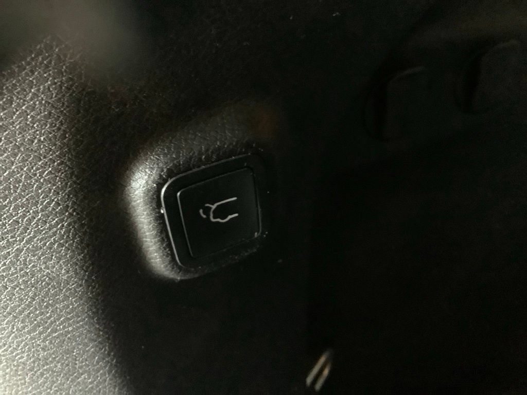 Used 2019 Jeep Cherokee Limited AWD/4WD image 16