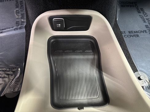 Used 2023 Chrysler Pacifica Touring-L FWD image 28