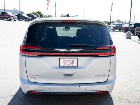Used 2024 Chrysler Pacifica Limited image 8