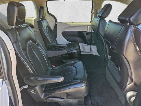 Used 2023 Chrysler Pacifica Touring-L FWD image 24