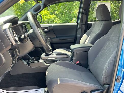 Used 2018 Toyota Tacoma TRD Sport w/ Technology Package AWD/4WD image 9