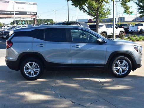 Used 2024 GMC Terrain SLE image 4