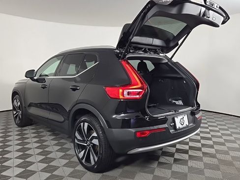 Used 2024 Volvo XC40 B5 Ultimate w/ Climate Package image 11