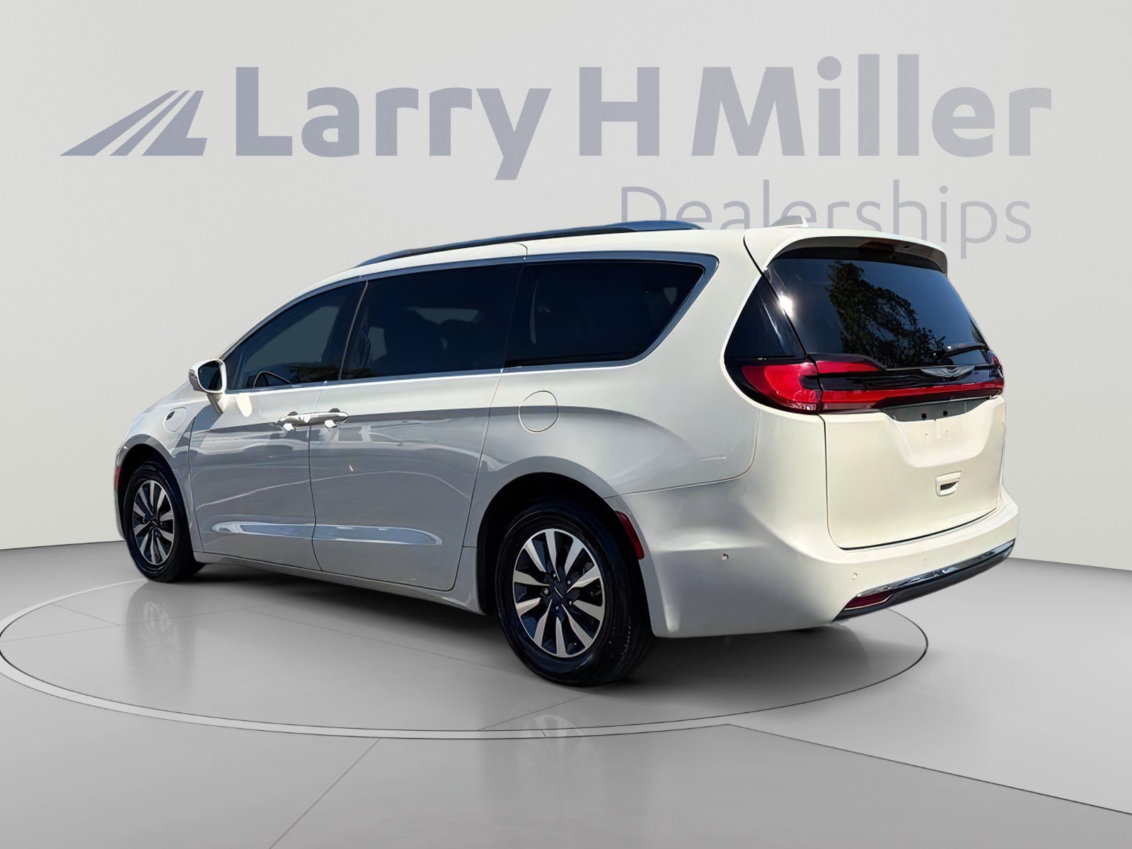 Used 2021 Chrysler Pacifica Touring-L w/ Uconnect Theater Family Group FWD image 4