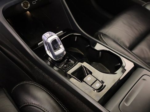 Used 2023 Volvo XC40 B4 Plus image 8