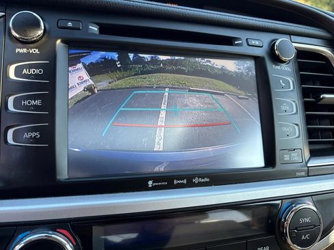 Used 2019 Toyota Highlander XLE FWD image 24