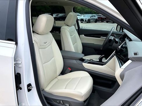 Used 2022 Cadillac XT6 Premium Luxury w/ Technology Package FWD image 9