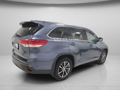 Used 2018 Toyota Highlander XLE AWD/4WD image 6