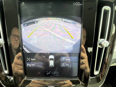 Used 2020 Volvo XC40 T4 Momentum image 34