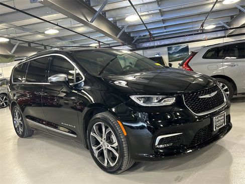 Used 2025 Chrysler Pacifica Pinnacle w/ Trailer Tow Group image 1