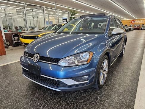 Used 2017 Volkswagen Golf Alltrack S image 1