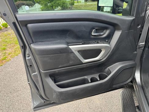 Used 2017 Nissan Titan SV RWD image 40