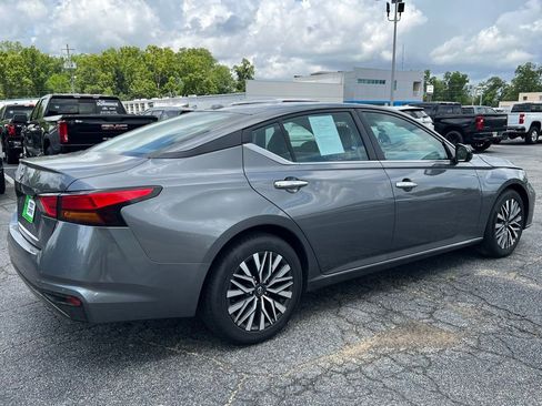 Used 2025 Nissan Altima 2.5 SV FWD image 3