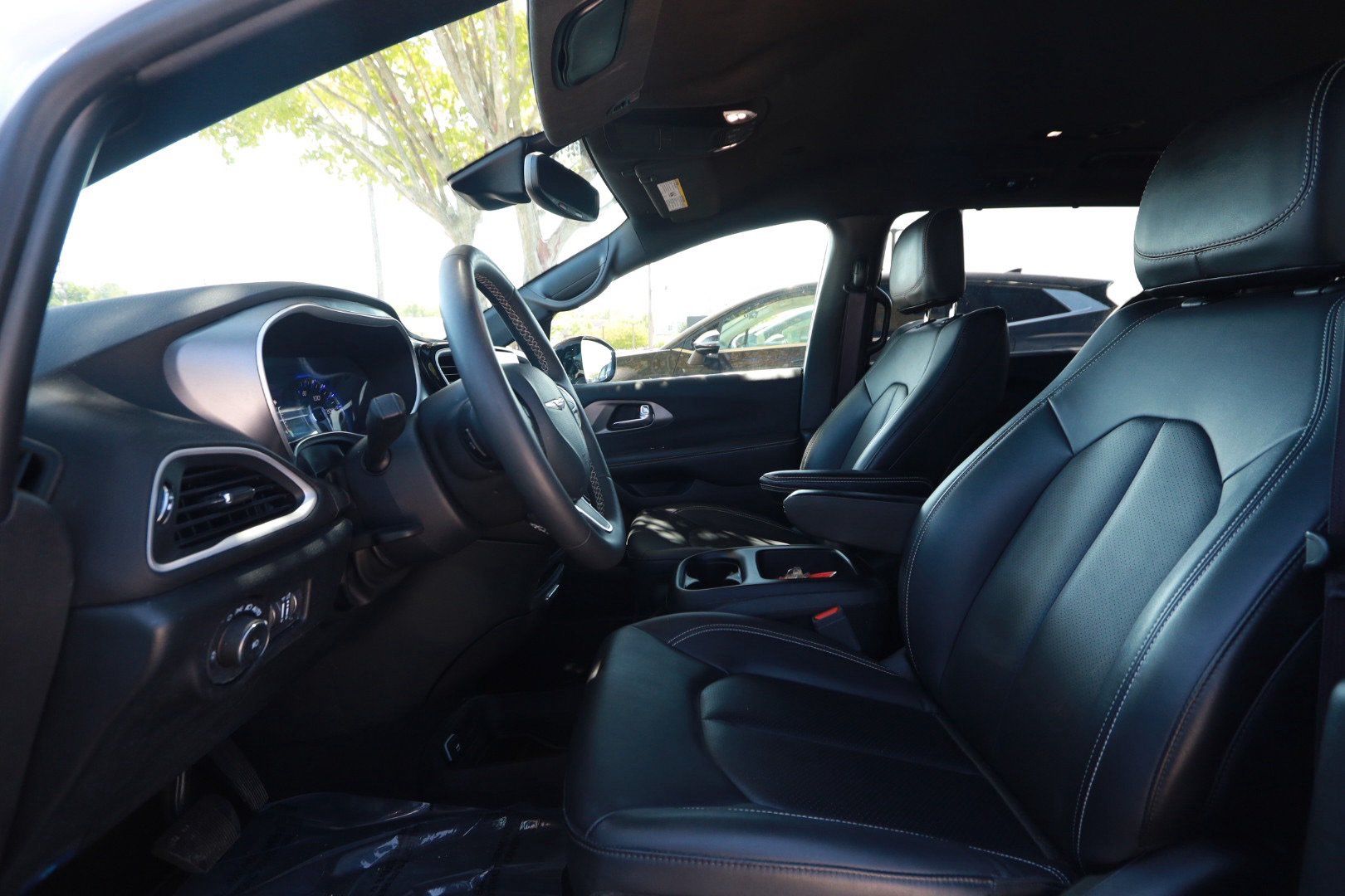 Used 2025 Chrysler Pacifica Select FWD image 16