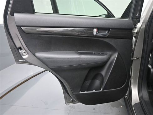 Used 2013 Kia Sorento LX w/ Convenience Pkg image 14