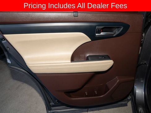 Used 2021 Toyota Highlander XLE FWD image 12