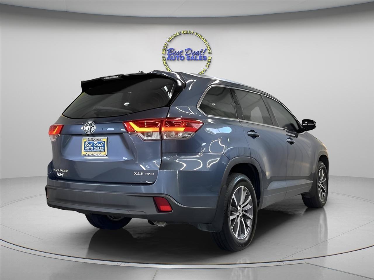 Used 2017 Toyota Highlander XLE AWD/4WD image 3