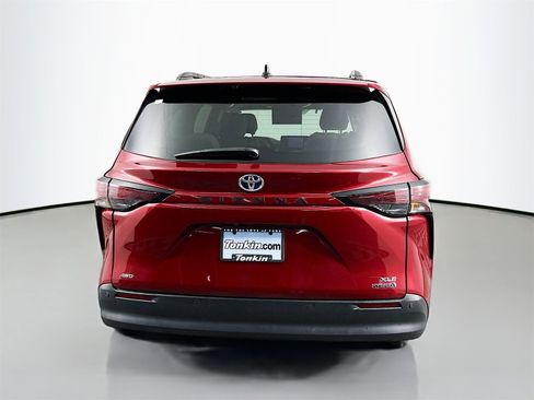 Certified 2023 Toyota Sienna XLE image 6