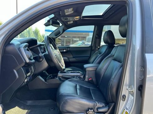 Used 2019 Toyota Tacoma TRD Off-Road AWD/4WD image 16