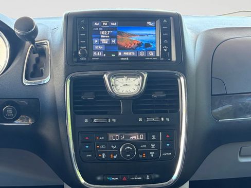 Used 2016 Chrysler Town & Country Touring w/ Driver Convenience Group FWD image 25