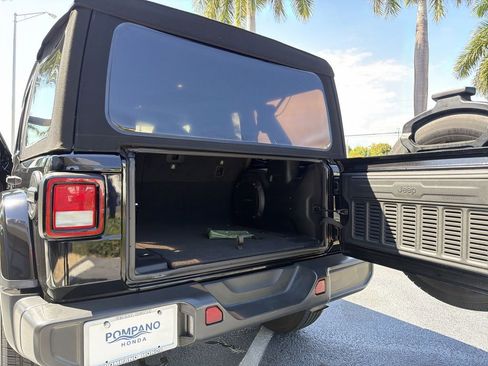 Used 2019 Jeep Wrangler Unlimited Sahara image 27